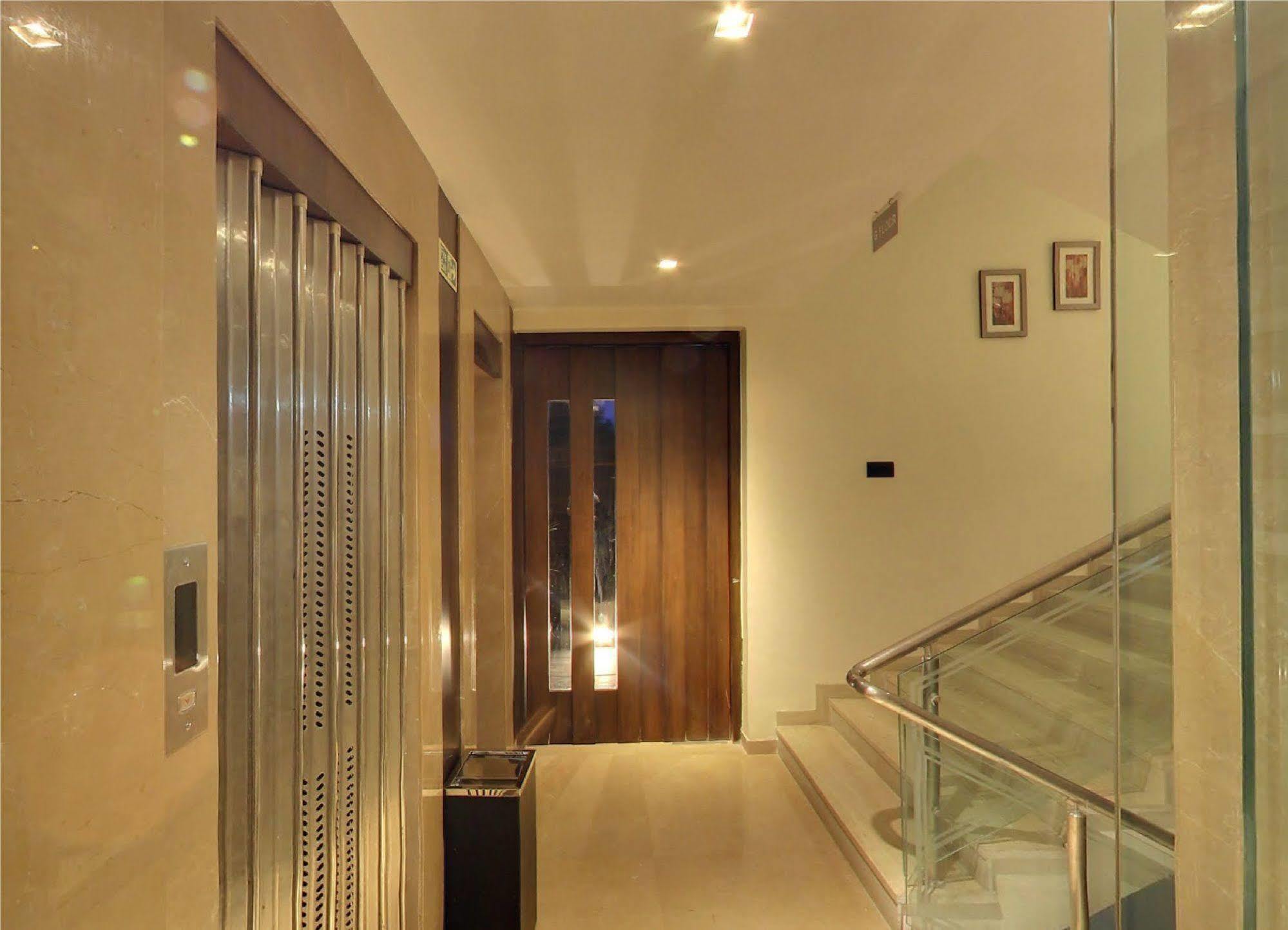 אחמדאבאד Oyo 1545 Hotel Shivani International מראה חיצוני תמונה
