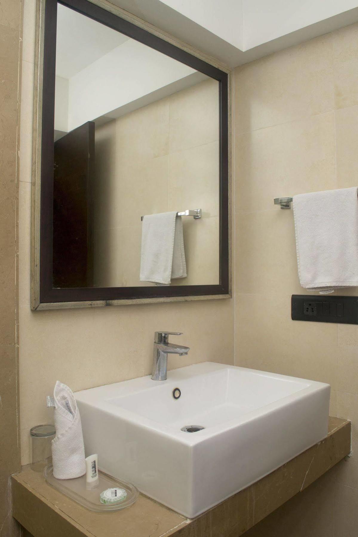 אחמדאבאד Oyo 1545 Hotel Shivani International מראה חיצוני תמונה